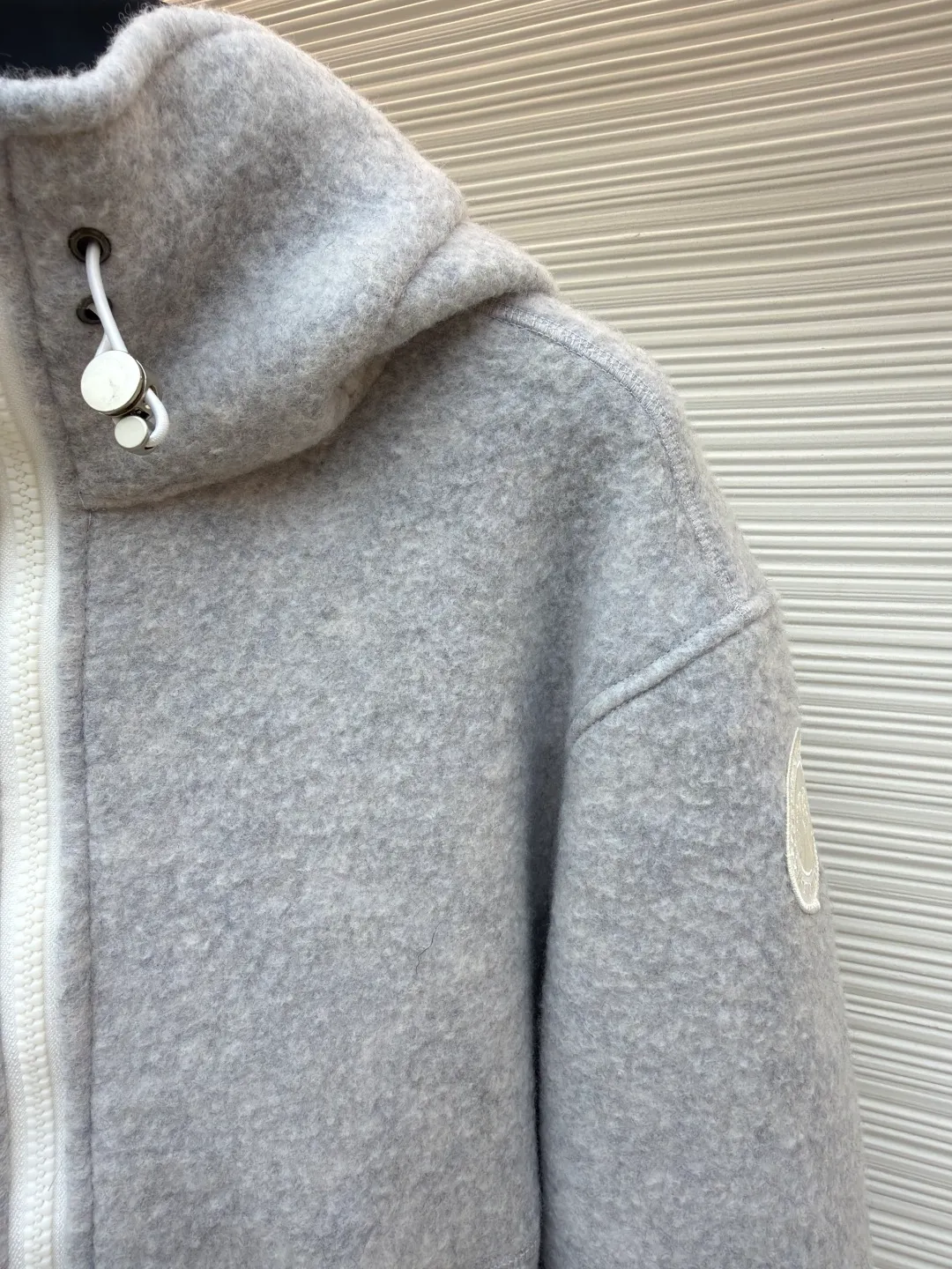 P770 Canada Goose Fleece Badge Hooded Jacket ●Original version: Purchased and developed by 6109 ●Item number: 1682016-C55 ●Fabric: wool fabric ●Technology: Fleece production ●Color: gray ●Type: Fitted version ●Weight: about 1000 grams ●Size: S-M-L-XL ●Description: A wool fleece fabric blended with wool as the main body and a very small amount of spandex and polyester fibers. Wool is a core natural ingredient that provides unparalleled temperature regulation, antibacterial and anti-odor properties and a skin-friendly feel. The feeding of a small amount of spandex gives the fabric a certain degree of four-way elasticity, making it non-restrictive during daily activities. As the basis of fleece's structure, polyester fiber enhances the fabric's durability, wrinkle resistance and quick-drying properties. It contributes to the loft of the fleece and provides functions such as trapping air. The sleeves and hem adopt 2×2 ruffles. Its strong elasticity can closely fit wrists and waists of different thicknesses, forming an effective 'seal' to prevent cold wind from blowing back. It can still maintain its original shape after repeated stretching and use, and is not easy to loose and deform. And the ribbed cuffs can convey a sense of design and enhance the visual beauty. The combination of hood design and elastic buckle improves warmth and windproof performance when worn. The overall wiring is straight and delicate, the fabric is comfortable and soft, and the color is consistent without color difference. It can be matched with the same style to create a fashionable look and control various occasions. Customized accessories, complete with three standards, same style for men and women!